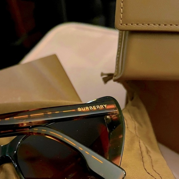 ⭐️ BURBERRY sunglasses BNIB - Picture 3 of 3